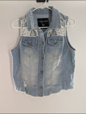 Maurices Light Wash Distressed Denim Vest White Lace Inset Raw Hem Boho Medium